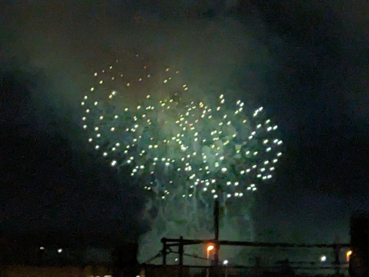 PlanetTetsu's tweet photo. 近くで、約4Km、花火！
ドンドンと凄い💓😃
きれいだな🍀 https://t.co/sKvvaQea4O