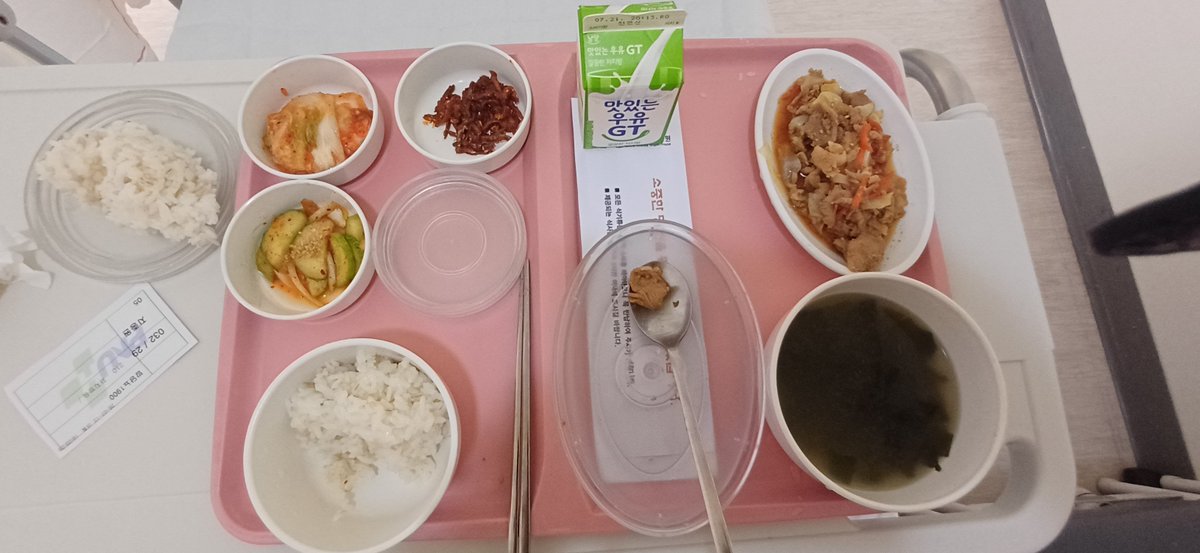 Inark's tweet photo. 나도 아침에 먹었던 (병원)밥 사진이나 올려야지~♬

간호사분이 읜손잡이냐? 묻길래 그렇다하니 오른쪽에 식염수 링거 꽂아줘서 왼손으로 젖가락질중 갤워치도 오른팔에 착용~☆
이제 적응했다~ㅋ♬ https://t.co/zNpE5Of00Q