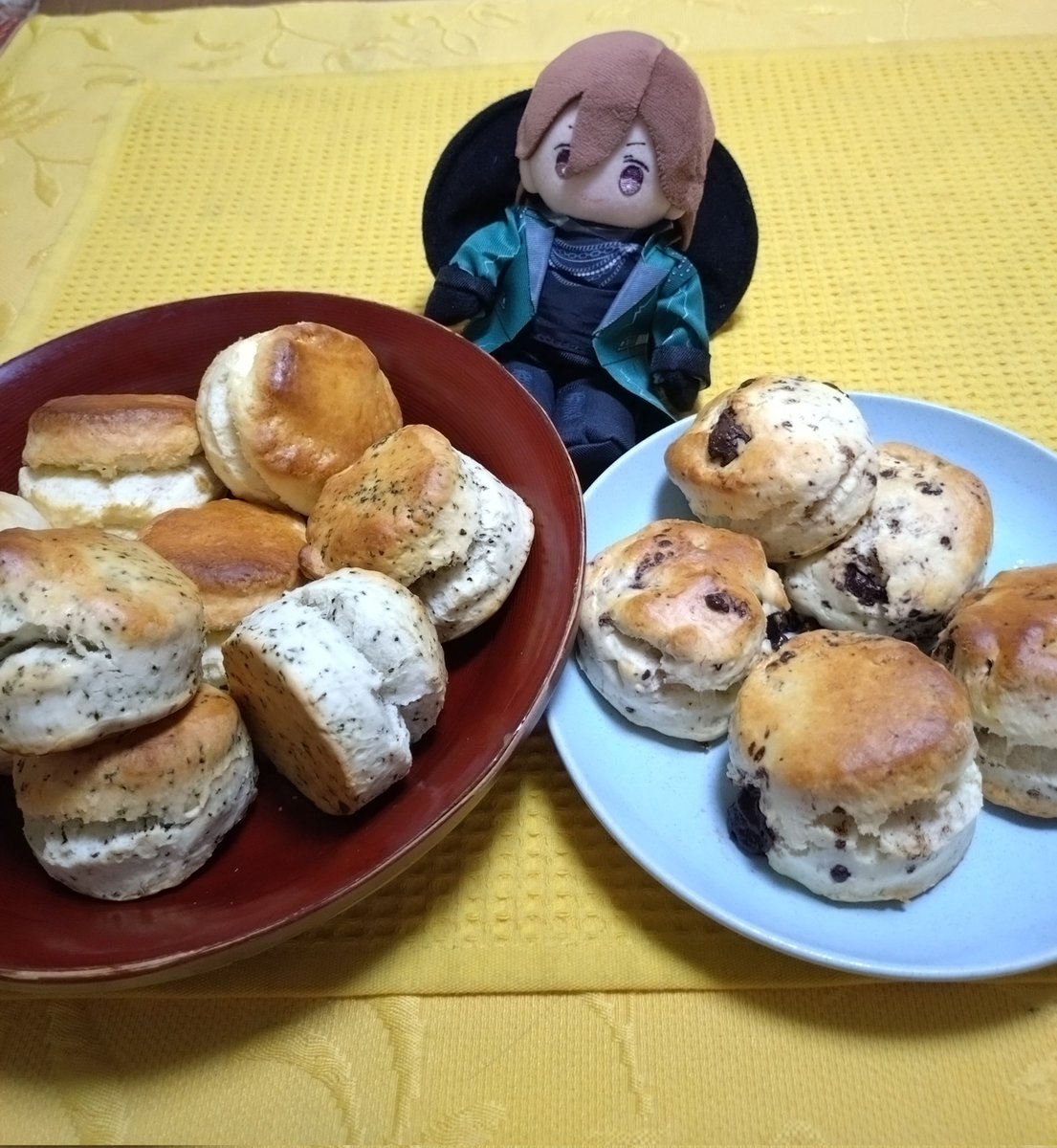 Reika7111's tweet photo. スコーンできた〜！
久しぶりに作ったけど上手く焼けた😭
でもチョコを大きく切ったせいかちょっと歪だ〜🙃
しかも生地もまだ半分残って冷凍したから、暫くはスコーン生活ですww https://t.co/cs5d9UIbvq