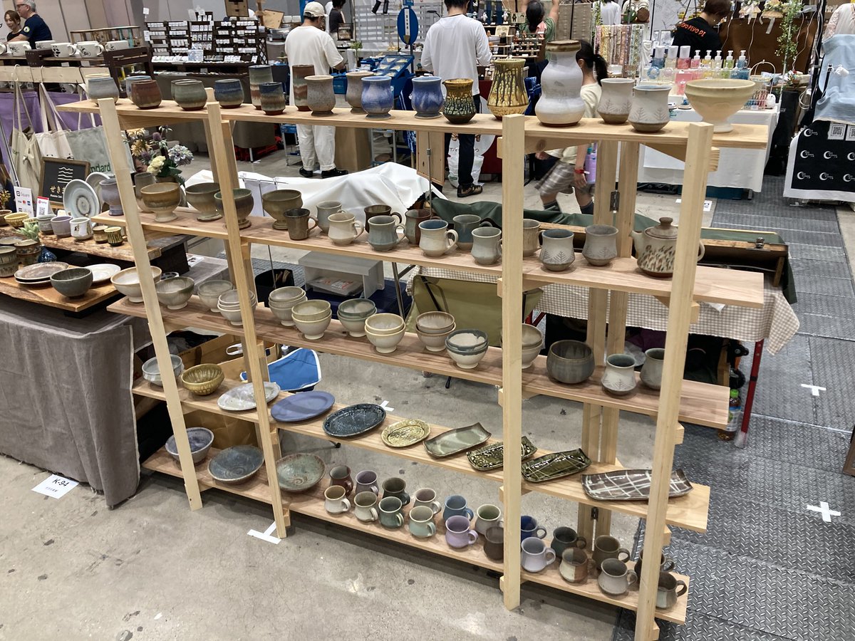 sekima_31's tweet photo. ずらり👀
ちょっとだけ配置を変えてみました！持ってきたすべてのアイテム表に出ております👀

せきま窯業：K-93.94
#hmj https://t.co/nrByXECwsU