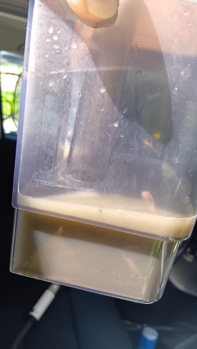 sky_walker1974's tweet photo. 少し前に買ったリンサークリーナーを11年の車に掛けて見た

汚水はシートの生地か黒い繊維状の物が多かったけど、結構汚れてる所は茶色の水を吸ってました
特にシートの腰回りと肘置きとシートベルトがいい色の水が出た…

朝から汗だくになったけど、暑い時期で無いとシートが乾かないからね https://t.co/1PmdjMhD0E