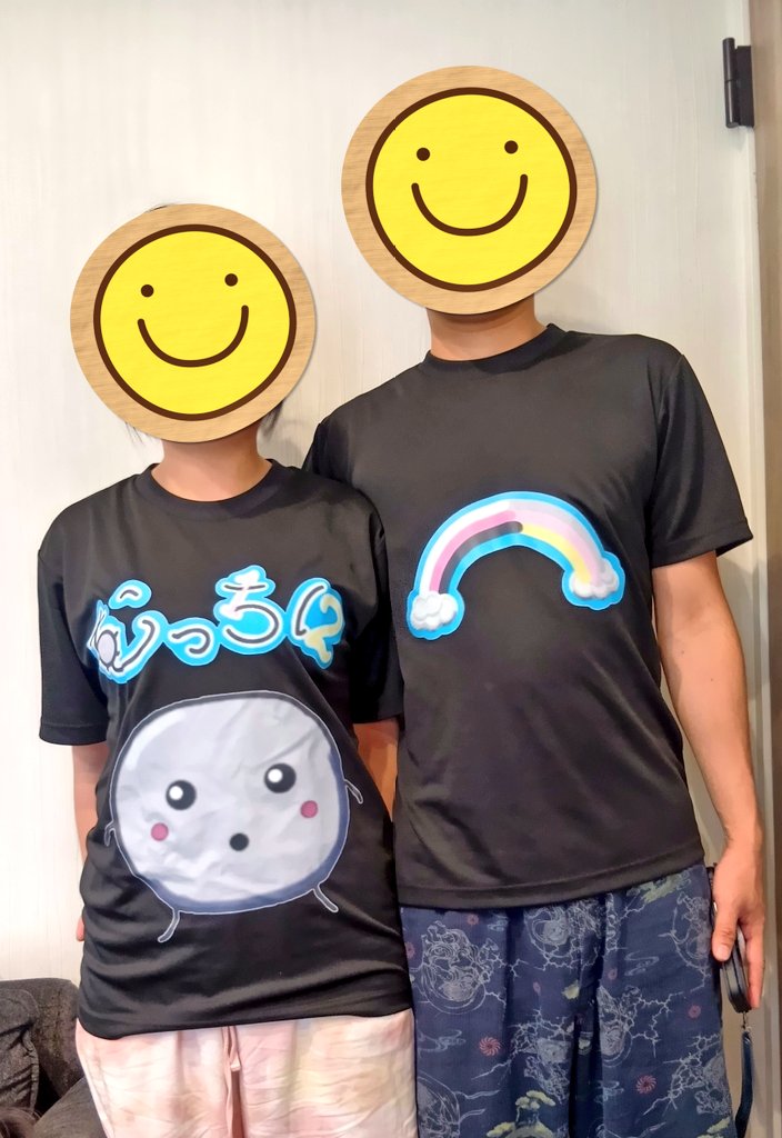 hugchusmile's tweet photo. 実はママとパパりんも♡( ᐛ )ﾍﾍｯ

むっちにと虹のロゴ🌈

何気にパパりんもむっちにTシャツ
気に入ってる🤭💕 https://t.co/gyAH0BNV9Q