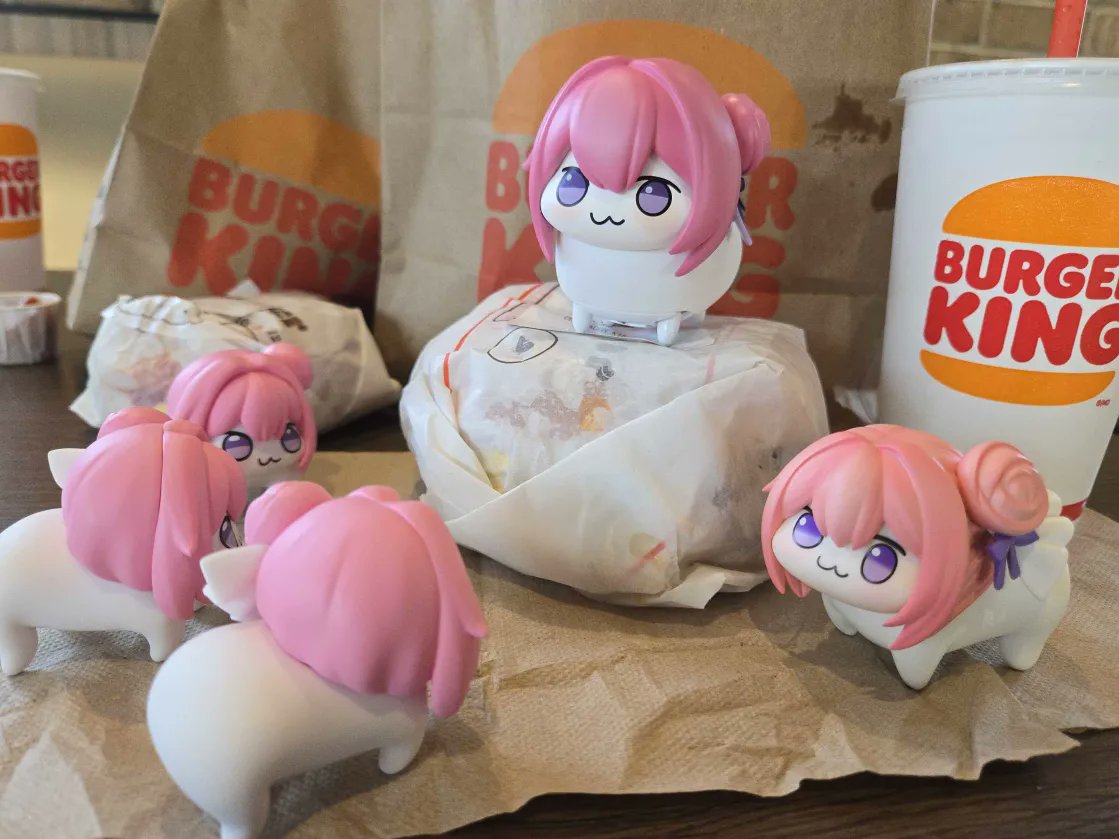TheRealRjob's tweet photo. All hail the Burger Queen.
Your offering of a single cheeseburger is insulting.

#doronation https://t.co/L7x8wv1Spn