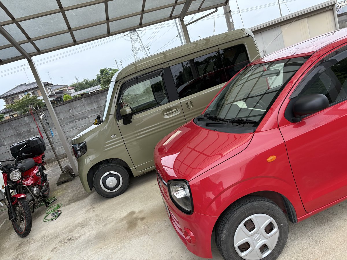 akaialto's tweet photo. 今日は午前中W杯見てから
洗車しました
かみさんの車と自分の🚘🚙2台とバイク計4台洗車して疲れた…
#���車
#nバン  #アルト  #ct125  #プリウスα https://t.co/EOI19iIysy
