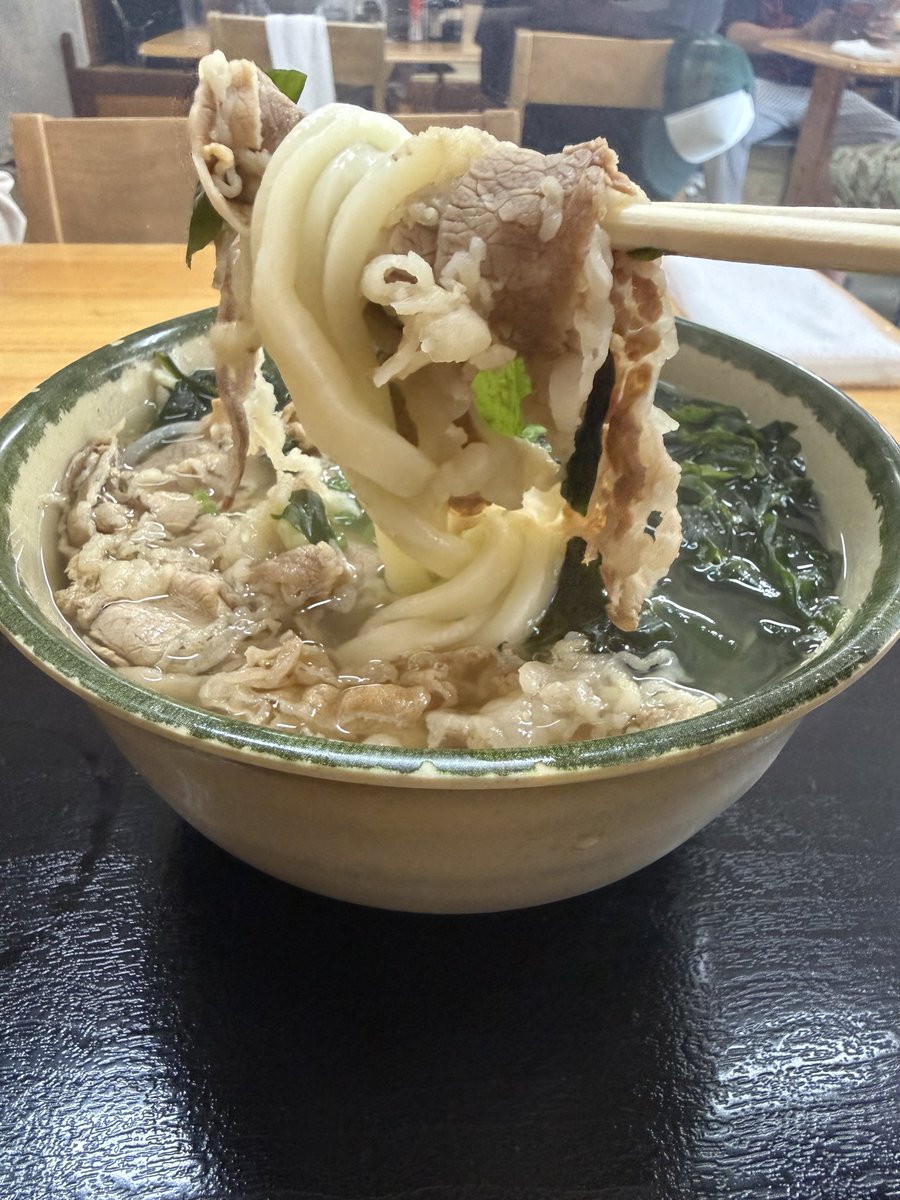 kotar17's tweet photo. 讃岐うどん巡り
二軒目は高松市のかしむら

先客5人でした

肉わかめ小600円

冷でって言うの忘れてた、あつあつのうどんでした…

ゆっくり食べますわ！ https://t.co/SgnwmDE71F