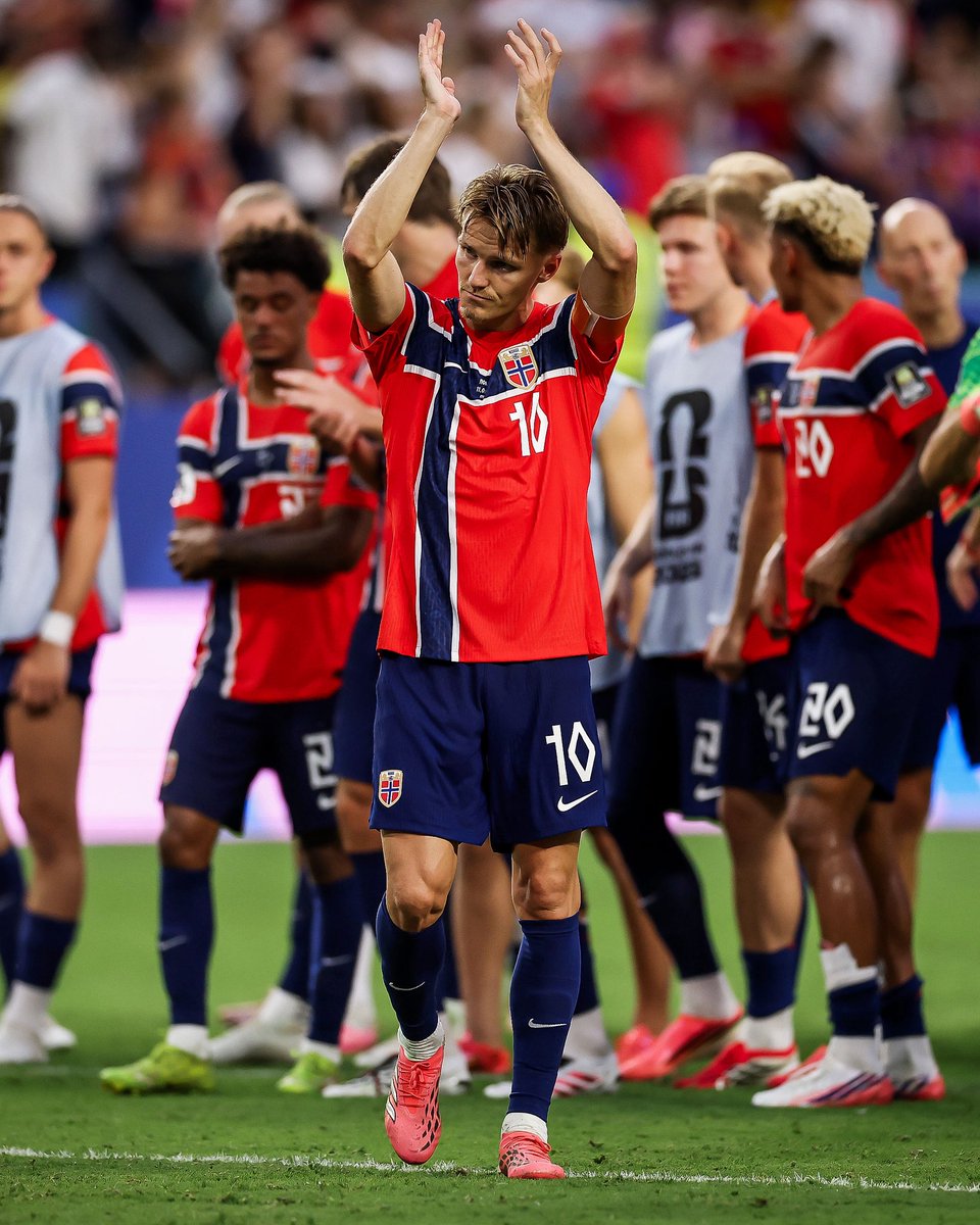 MOnumber10's tweet photo. นอร์เวย์ 🇳🇴 สิ้นสุดเส้นทาง #ฟุตบอลโลก2026 ไว้ที่รอบ 8 ทีมสุดท้าย การกลับฟุตบอลโลกในรอบ 28 ปีพวกเขาทำได้ดีมากฝากเรื่องราวความน่าจะประทับใจไว้มากมายทั้งฟอร์มในสนามที่ร้อนแรงเอาชนะทีมต่าง ๆ ได้ด้วยความสามัคคีมีทีมเวิร์ก นอกสนามที่ดังไปทั่วโลกอย่างกองเชียร์ทัพเรือไวกิ้ง ทีมชาตินอร์เวย์ชุดนี้ได้สร้างเทพนิยายไวกิ้งของพวกเองแล้ว