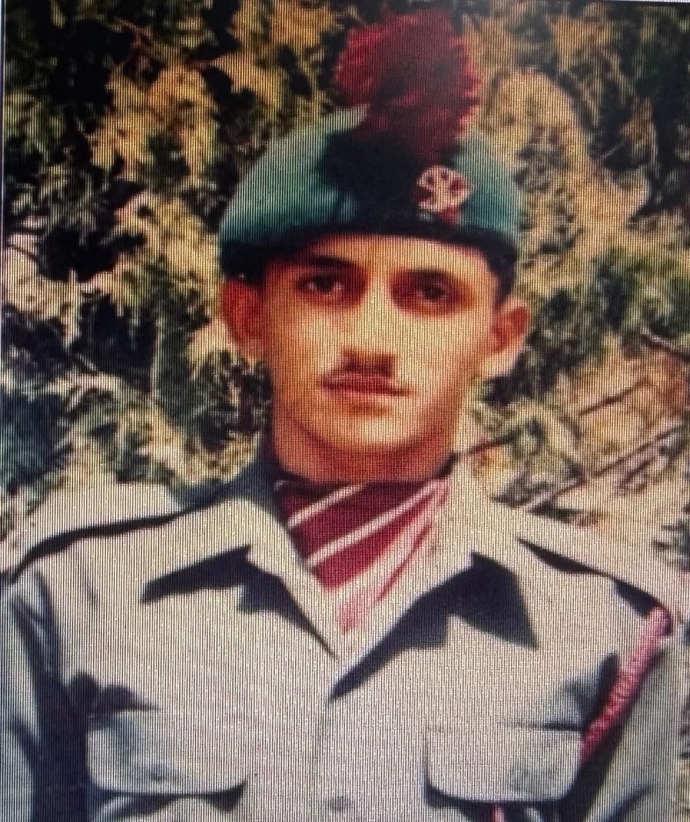 37VManhas's tweet photo. Homage to
SEPOY HARI DARSHAN SINGH NEGI
19 MAHAR #IndianArmy
on his balidan diwas today.
Sepoy Hari Darshan Singh Negi was immortalized fighting terrorists in Jammu & Kashmir in 1999.
#FreedomisnotFree a few pay #CostofWar. https://t.co/jNjvzPAwBb