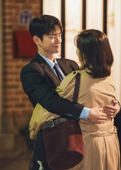 kdramamiss's tweet photo. siwoo and jiyoon couple era their happy smiles and sweet hug 💕 https://t.co/Egf1qZcw5Q