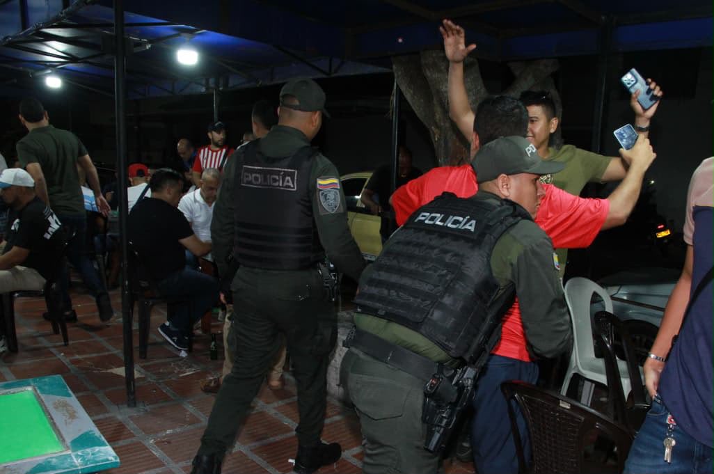 alcaldiabquilla's tweet photo. #AEstaHora las Caravanas por la Vida recorren los barrios Los Andes, Santo Domingo, San Felipe, El Silencio, Olaya y El Lucero.

Junto al GAULA Militar, el GAULA de la Policía e inspectores de Comisaría, seguimos desplegando acciones de patrullaje y control. https://t.co/wxFqsy6ExW