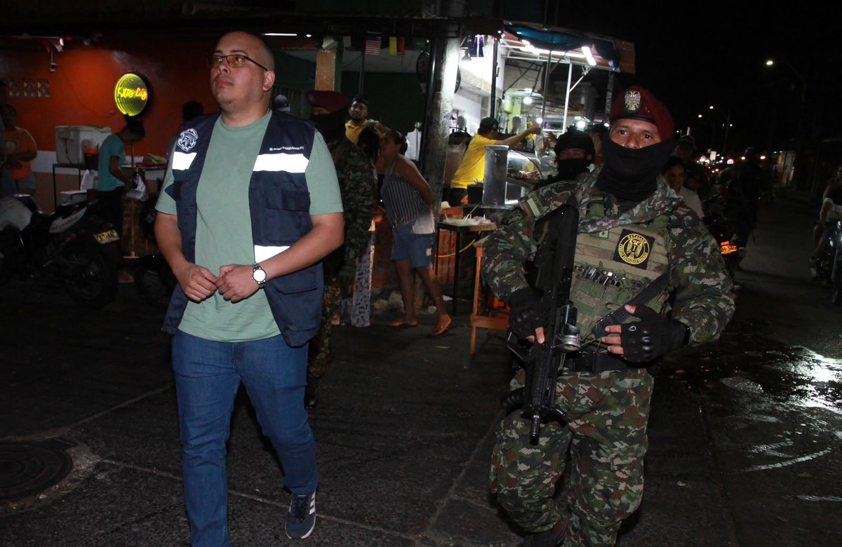 alcaldiabquilla's tweet photo. #AEstaHora las Caravanas por la Vida recorren los barrios Los Andes, Santo Domingo, San Felipe, El Silencio, Olaya y El Lucero.

Junto al GAULA Militar, el GAULA de la Policía e inspectores de Comisaría, seguimos desplegando acciones de patrullaje y control. https://t.co/wxFqsy6ExW