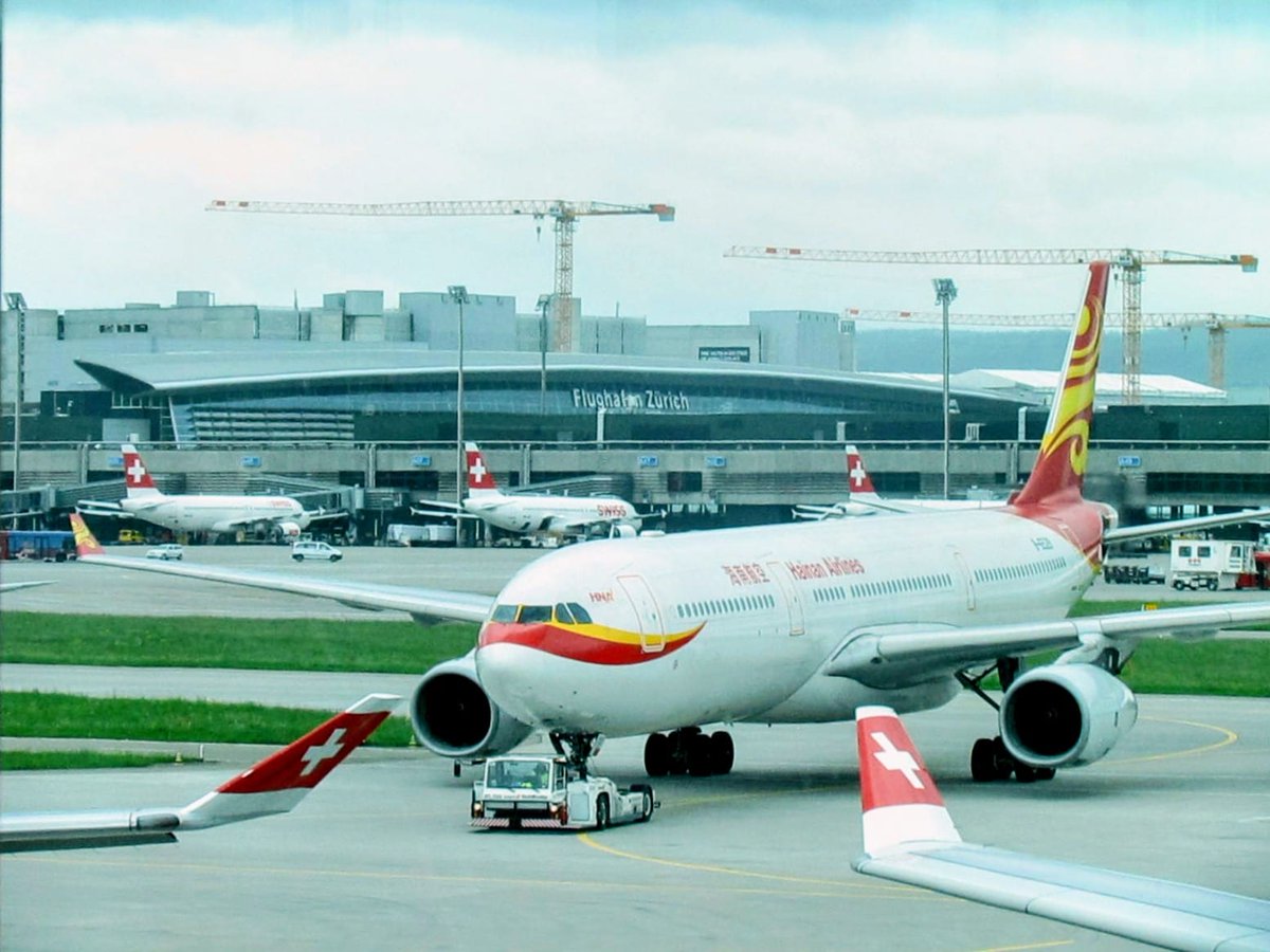 6eJet's tweet photo. Hainan airlines Airbus A330 being pushed back at Flughafen Zurich . The main terminal is seen in the background with Airbus A320 aircraft of @flyswiss parked at the gates
#Zurichairport #Hainanirlines #Airbus #A330 #aviation #avgeek #flight #airport #planespotting #flyswiss https://t.co/ALyMOFXuKU