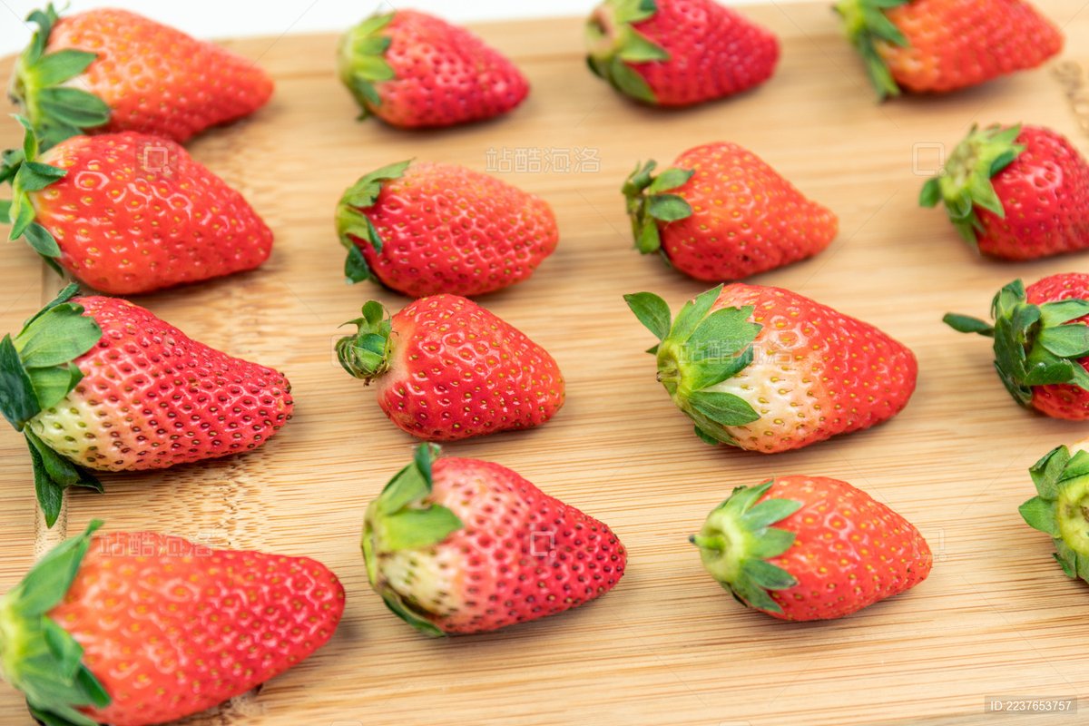 psylonaut11's tweet photo. Fresh local strawberries u0026 basil in stock! Perfect for summer salads or desserts — grab your pack today! https://t.co/i07Skq2z5t
