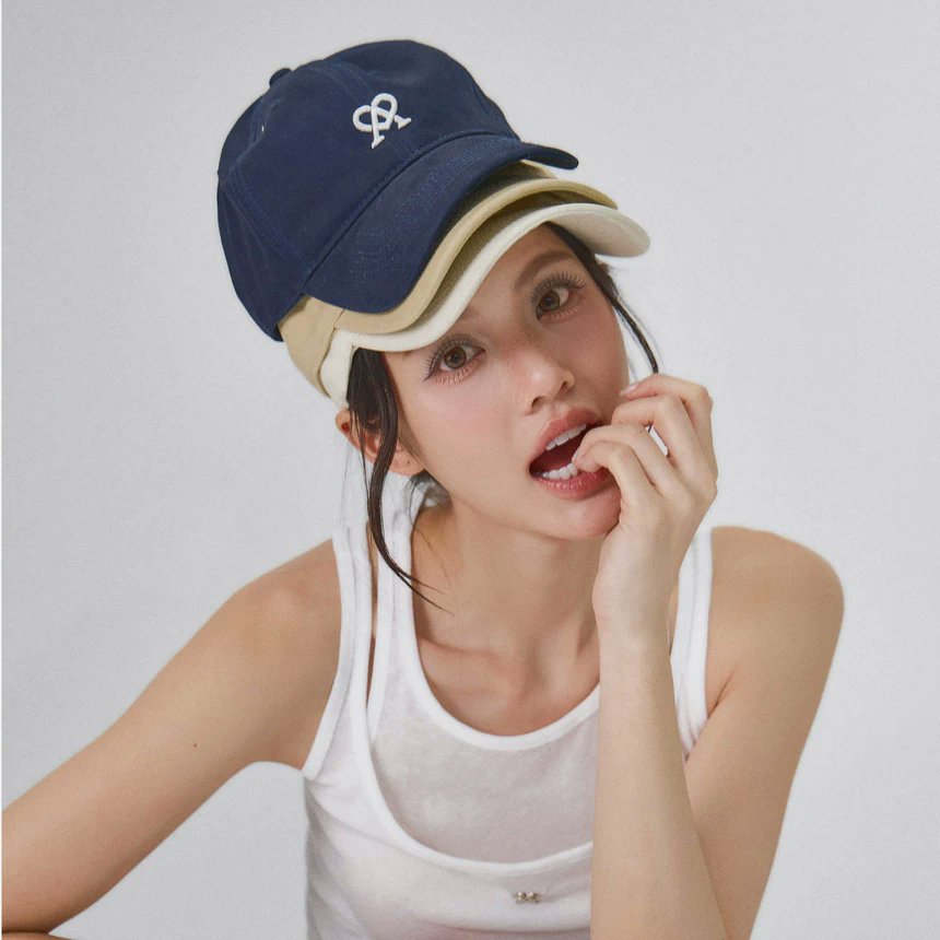 kiki89lmsy's tweet photo. Adore Caps preorder available 
on Line app

(Pre-order 7-14 days) Adore | HT-2606A | Logo Embroidered Capร้านแนะนำ
฿1,290

#LMSY #ลูกหมีซอนญ่า
#LMlookmhee #ลูกหมีปัญญาพัชร https://t.co/8ViOFWfieC