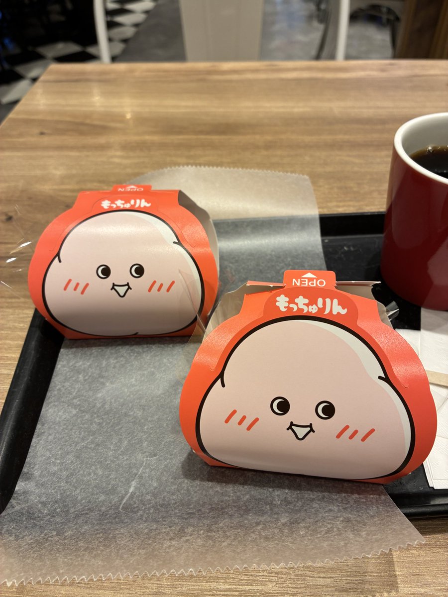 kaeruhouse's tweet photo. ミスドのもっちゅりん、やっと行列落ち着いたので食べてみたー。形はしっかりしてるのに食べるとめちゃ柔らかくモチモチ、初めての食感で美味しい。どう作るのかな？ https://t.co/5NAyFTibsi