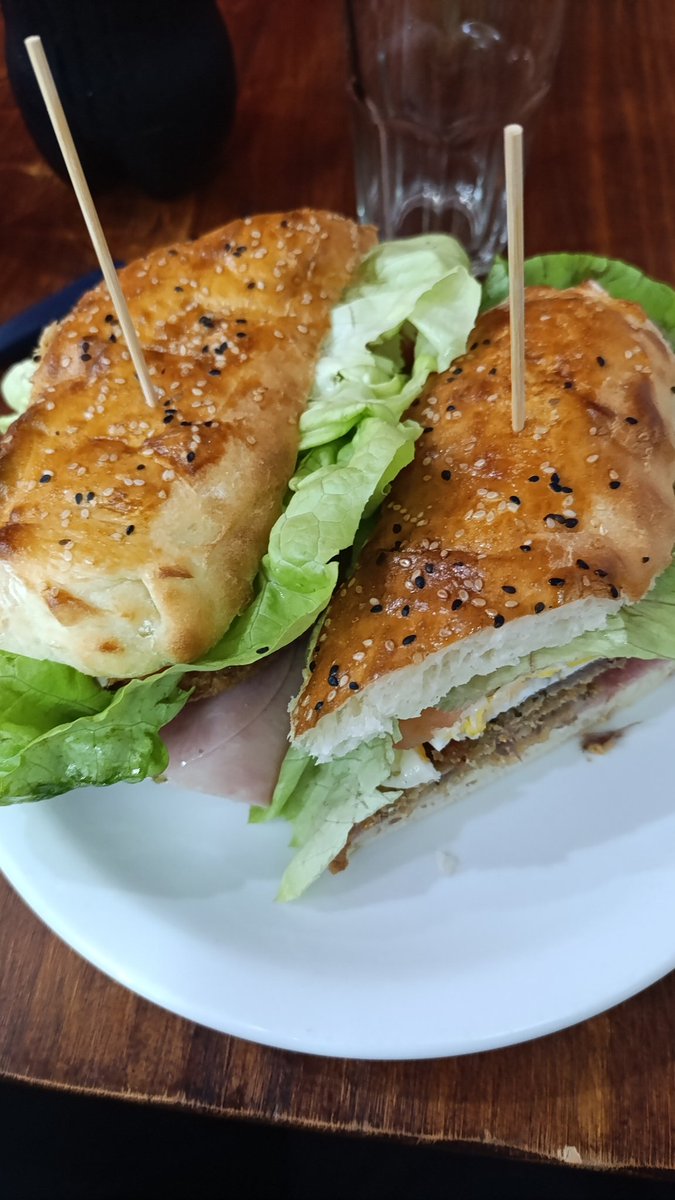 _digiflesh's tweet photo. primer sándwich de milanesa que me gusta desde que vivo acá happy santiagueño noises https://t.co/QDZ2rX8x5M