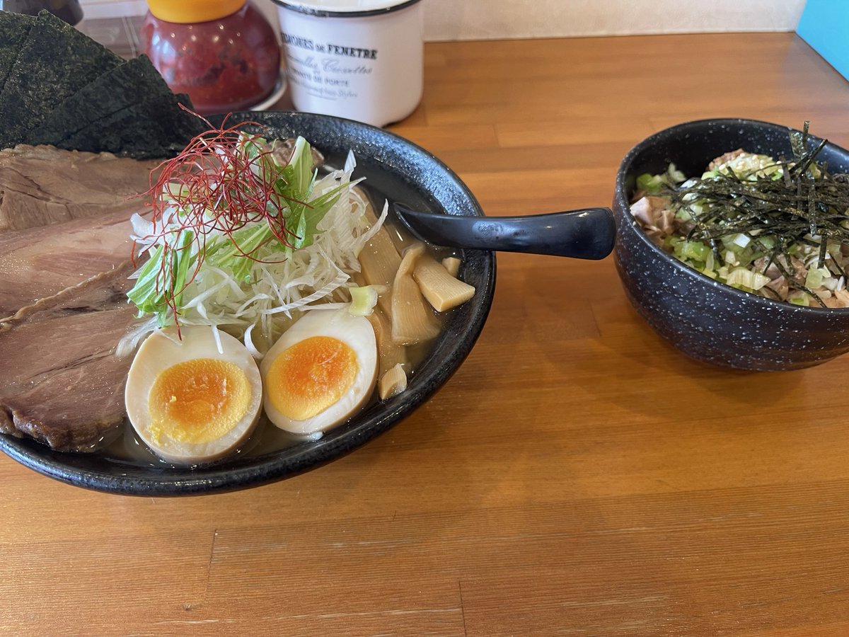 P_Kagami's tweet photo. ラーメンラーメン https://t.co/dtRjMcD375