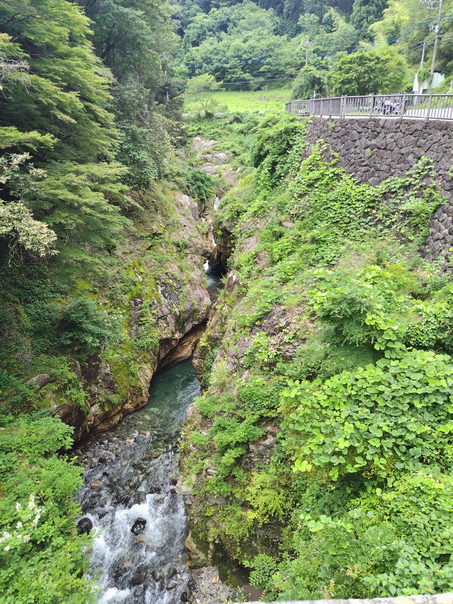 hide1300sp1's tweet photo. 県道45号、93号で南牧村へ
スマホ繋がらん
蝉の渓谷 https://t.co/LYW4faNoLe