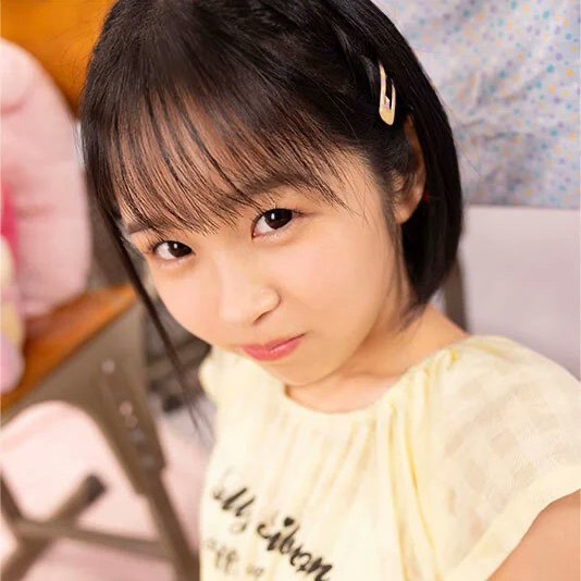 PoohBITCH's tweet photo. どっちの合法ロリが好き？？？ https://t.co/Q7kcMI4RoK