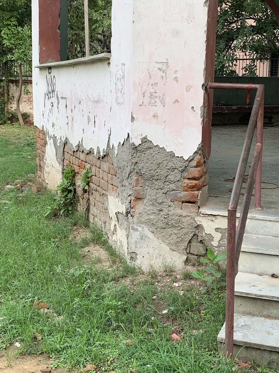 YelahankaForAll's tweet photo. From a Bengaluruan in Delhi. @official_dda @CPWDGOV @DGCPWD near RK Puram Sector 3 market. Repairs required for residents to make use of, please audit several other structures in similar condition inside RKP quarters complex @HardeepSPuri @PMOIndia https://t.co/JJCyCffiAt