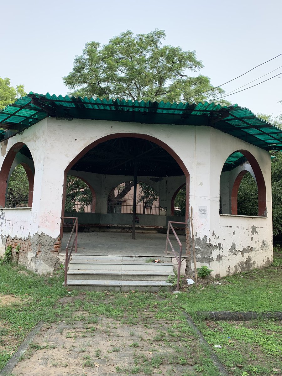 YelahankaForAll's tweet photo. From a Bengaluruan in Delhi. @official_dda @CPWDGOV @DGCPWD near RK Puram Sector 3 market. Repairs required for residents to make use of, please audit several other structures in similar condition inside RKP quarters complex @HardeepSPuri @PMOIndia https://t.co/JJCyCffiAt