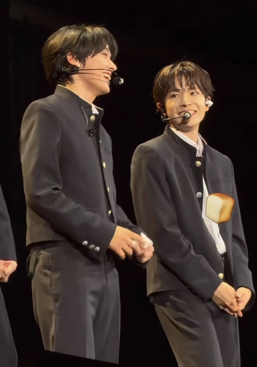 yuzriku's tweet photo. yuuchan you’re so in love https://t.co/Q2EZUBjKhX