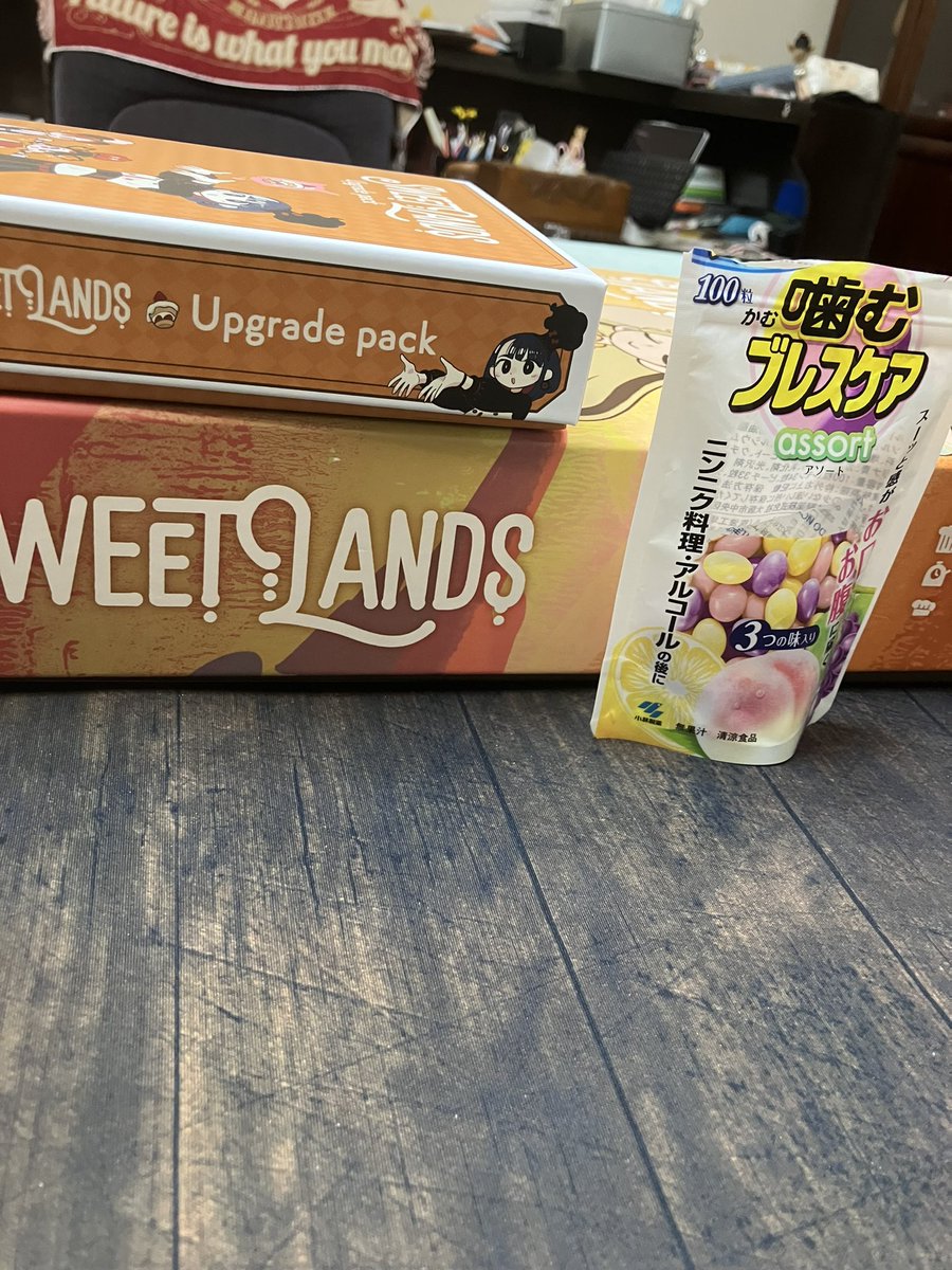 elelsy's tweet photo. 国産で良質と評判の重ボードゲーム、SweetLands が着弾しました。デカいです。片手で持ち運び出来ないくらい重いです。ルール理解したら一緒に遊んでください。

隣は比較用のフライヤーとブレスケア。余談ですが今年はコナン脱出が北見に来るんだ！ https://t.co/8UwaUWOTPe