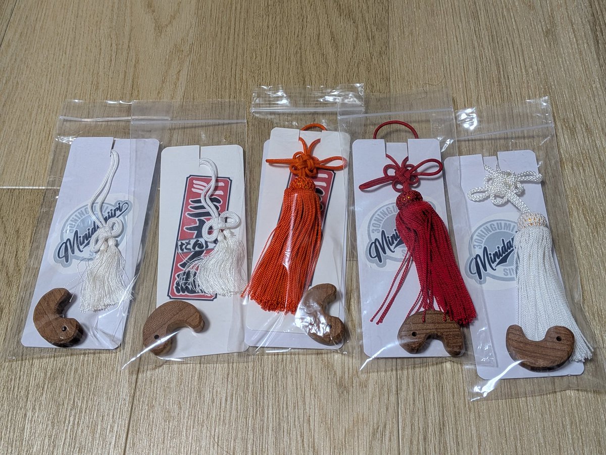 5_rogue's tweet photo. 来週のミニだんじり展の
くじ引き景品に
欅で勾玉を作りました
房とセットにしました
勾玉は、ペーパー等で整えると
良い雰囲気になると思います https://t.co/v0LKie6TEV