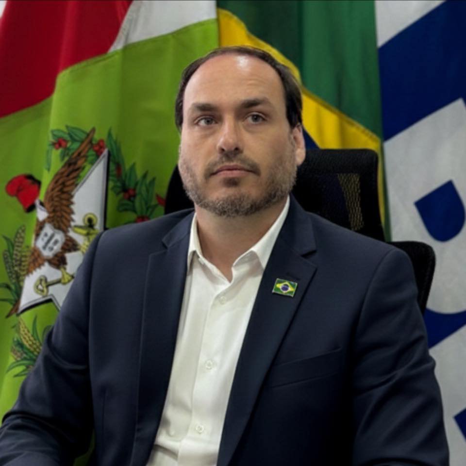 bralternativo_'s tweet photo. 🚨🇧🇷 Carlos Bolsonaro afirma que a aproximação entre as Forças Armadas e o governo Jair Bolsonaro foi um erro e diz que Flávio Bolsonaro não repetirá esse modelo:

“Colocar as Forças Armadas perto foi um dos maiores erros do governo Bolsonaro. Na época, não havia uma estrutura política e muitos militares acabaram ocupando cargos importantes. Tenho certeza de que Flávio Bolsonaro não repetirá essa militarização e priorizará pessoas técnicas.”