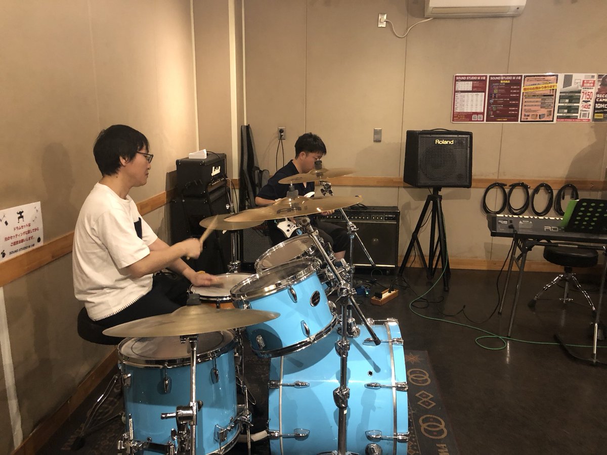 FatRockets2024's tweet photo. 午前の練習終えましたー。✨ファトロケ、本番はBush Bash、本日午後15時50分頃。小岩のライブバー、常連さんたちも集まって、リハやりながらも楽しく盛り上がっています。😊今日は、あさがお市もあるみたいで、サンバのカーニバルもあるみたいですよ。小岩全体が盛り上がってますー🎉 https://t.co/oWItytxNWS