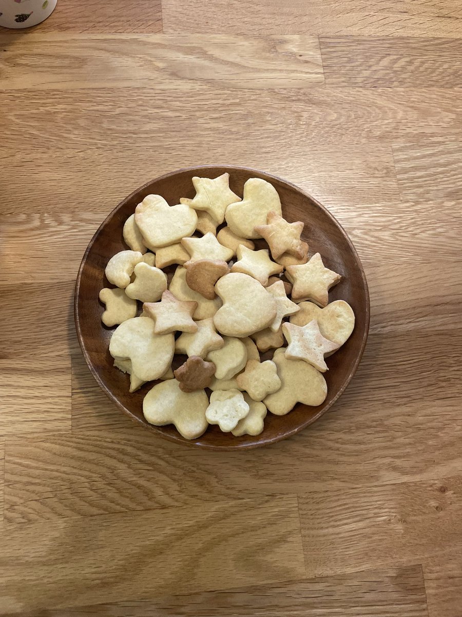 Kuri1498's tweet photo. 嫁さんと息子(4歳)がクッキー作った！
美味い😋 https://t.co/i7Efta1tyu