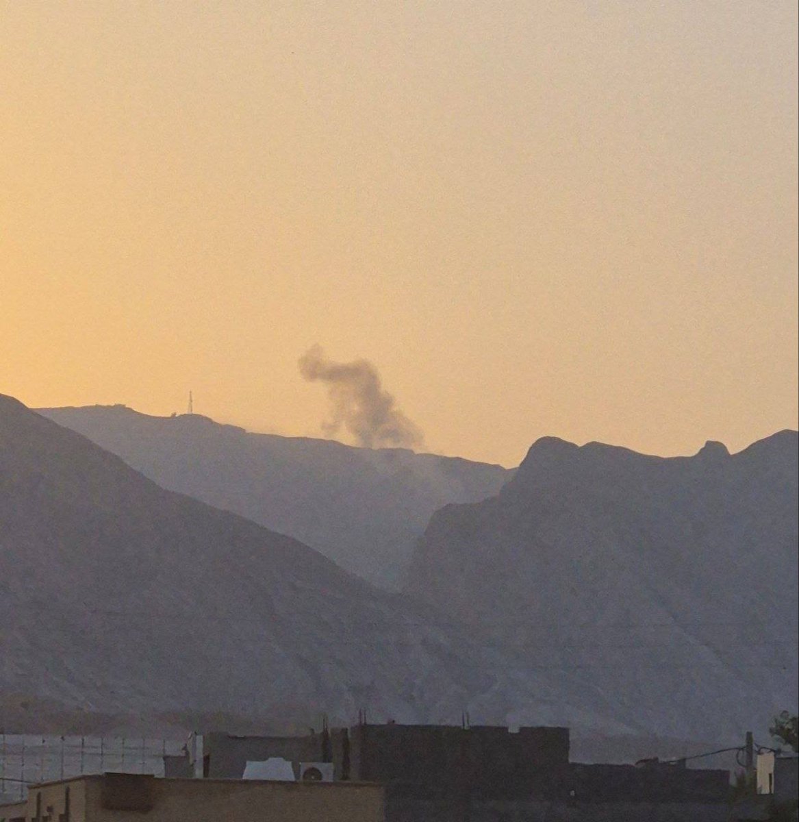MonitorX99800's tweet photo. 🇮🇷🇺🇸⚡️– Meanwhile the US is striking Iran, Explosions have been reported in Jask, Mahshahr, and Kangan in Iran.

Image is from Kangan. https://t.co/8FVXBvwRou