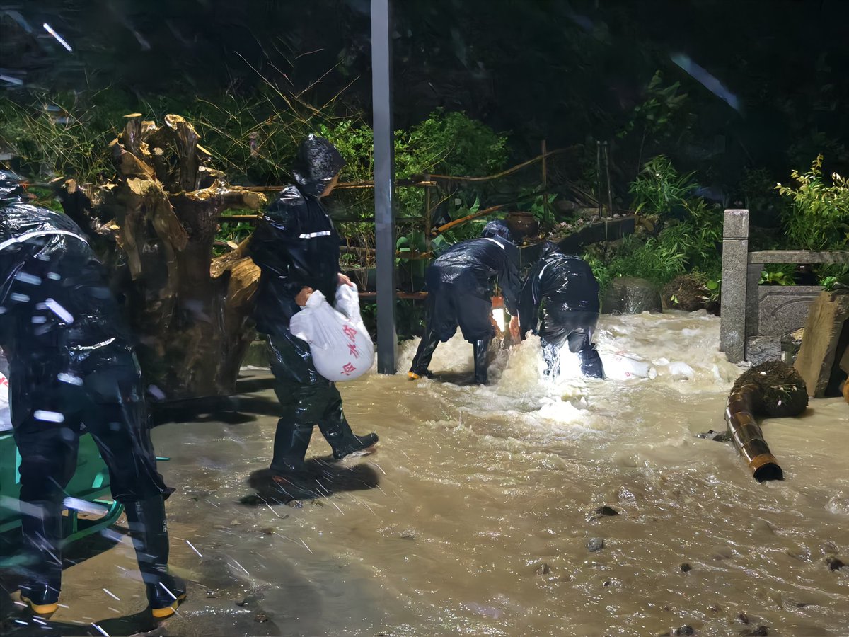 PananChina1's tweet photo. 彻夜坚守，只为风雨过后万家安。磐安全力迎战台风“巴威”！ https://t.co/DvxZvjbFBi