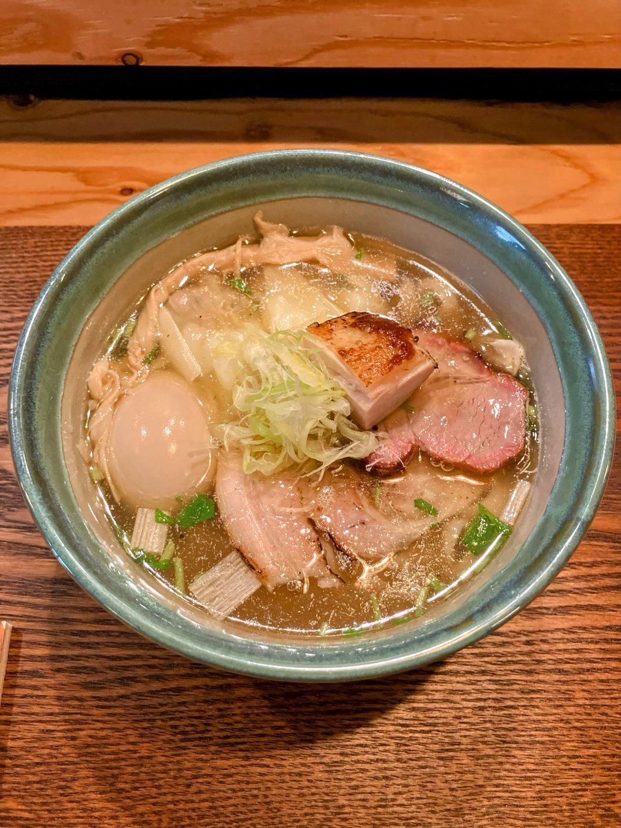mut1134's tweet photo. RAMEN MUROHOUSE

特上琥珀醤油

しじみ､節､魚介の香りと旨味､鶏の旨味たっぷりスープうまい！
柚子の香り良い白醤油の旨味スープうまい！
つるつるもちもち手もみ太麺うまい！
3種類のチャーシューうまい！
メンマうまい！
雲呑うまい！
味玉うまい！
完飲
御馳走様でした
ありがとうございました https://t.co/f10eXuOIoe