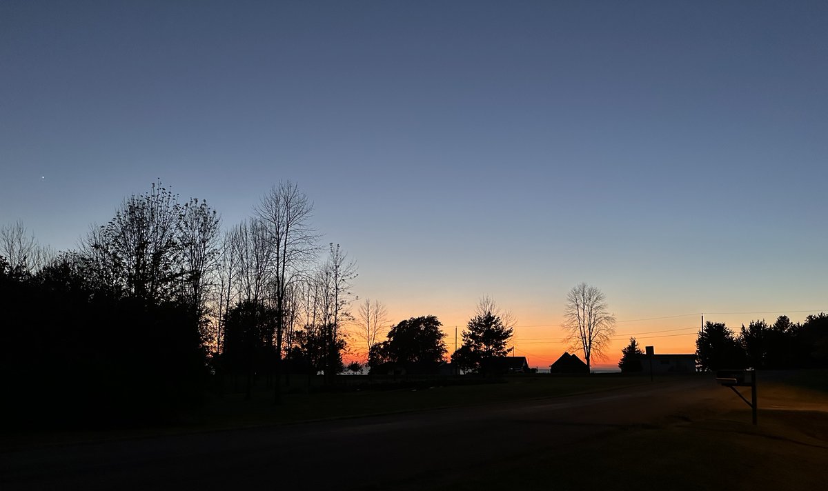 ThorpeVineyard's tweet photo. Another beautiful evening glow over Lake Ontario as Venus gains her luster every second - she is toward the left edge of the image. Good night...
金星 が
明るさを 増す
美しい残照 のなか
#thorpevineyard #sunset #EveningGlow #LakeOntario #chimneybluffsstatepark #WayneCountyNY https://t.co/tSk8yzmE8E