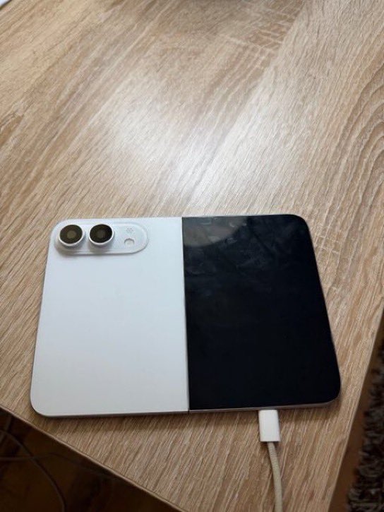 esjaydoesdefi's tweet photo. iPhone Ultra and Galaxy Fold 8 side by side.

My question is who copied who ? https://t.co/59TlbY9Ohv