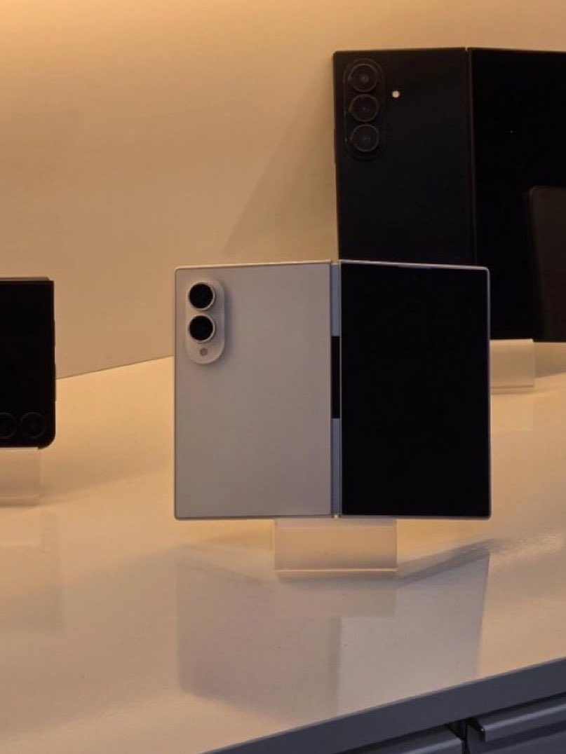 esjaydoesdefi's tweet photo. iPhone Ultra and Galaxy Fold 8 side by side.

My question is who copied who ? https://t.co/59TlbY9Ohv