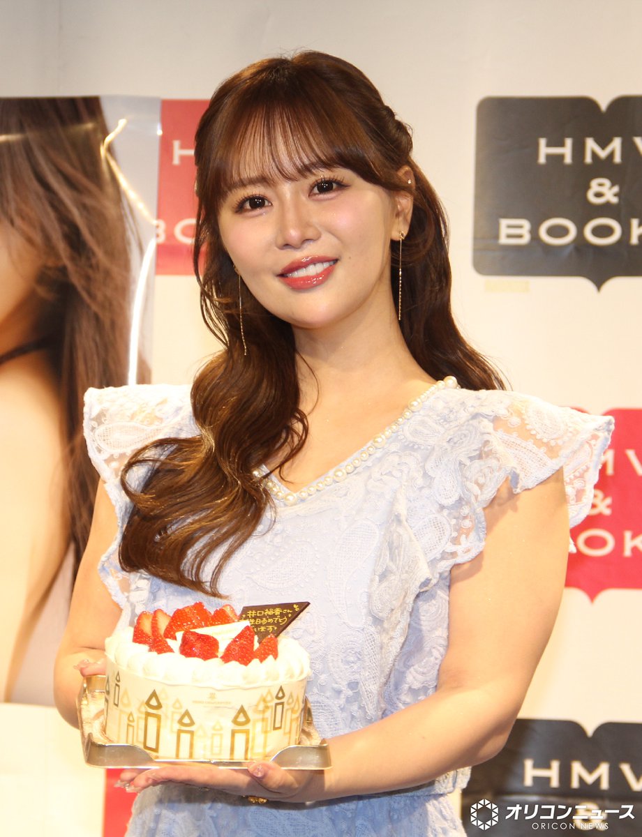 oricon's tweet photo. “声優界ナンバーワン・グラビアン”井口裕香
38歳になり「彼氏がほしい（笑）」
好みのタイプ明かす💕
https://t.co/IriAOfwfNN

📷️3rd写真集『cappuccino』
発売記念イベント開催🎤

#井口裕香 @yukachi_pb https://t.co/T3KkZTG3Vj