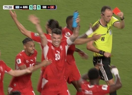 jryan_hfc's tweet photo. الـ VAR  اللي قال للحكم اطرد لاعب سويسرا

ليش ما قال للحكم في مباراه مصر ارجع للـ VAR وشوف البلنتي قبل الهدف ؟ 

كارثه في امريكا .. العالم يشاهد كوارث لا يشاهد كاس عالم 

شكرا انفانتينو . https://t.co/Sa8lF2dKtA