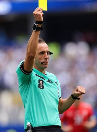 whatifitwork's tweet photo. This guy went to VAR for a normal midfield challenge, overturned the yellow card he had given Argentina, and then showed a red card to Switzerland instead. Is this normal? https://t.co/bgs8vYdHzl