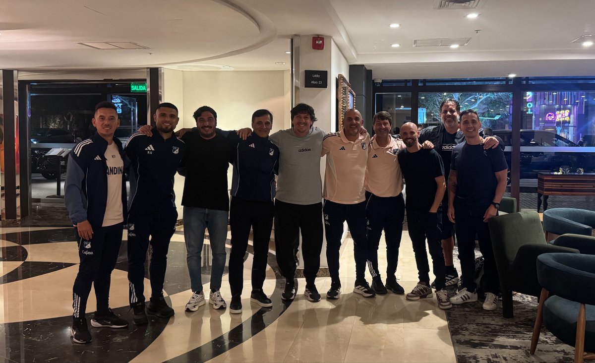 jferrari5's tweet photo. Visitando a unos amigos con quienes vivimos momentos históricos, tricampeones y un título en los 100 años, momentos inolvidables, lindo recuerdo!!! https://t.co/AUg2XY7UWX