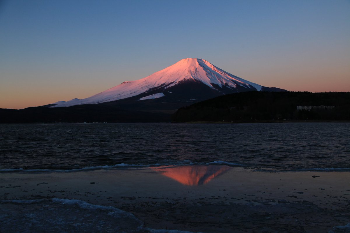 kobetaro7's tweet photo. 富士山〜
凍てつく湖面の間に逆さ紅富士でした😊このときは寒かった記憶が(笑)Shot:2015.1 #富士山 #絶景 #風景写真 #写真 #日本 https://t.co/bxBxvN9Vai