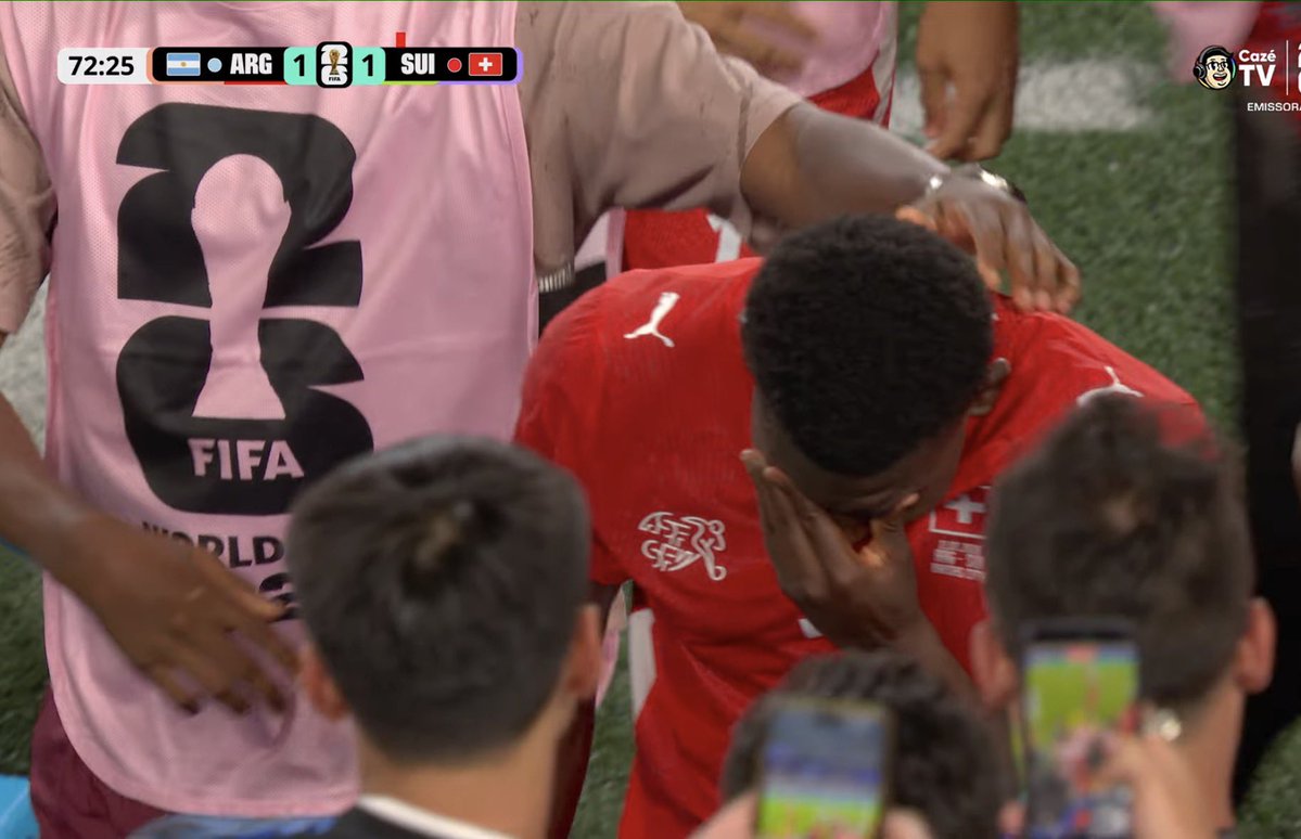 realmilgrauu's tweet photo. Que falta de inteligência do caralho desse Embolo.

Foi inventar de SIMULAR (ja tinha um amarelo) com a Suíça mandando no jogo.

VAR chamou, tirou o amarelo do Paredes e expulsou ele corretamente.

Que burrice. Tem que chorar mesmo. https://t.co/vvryy7MNpP