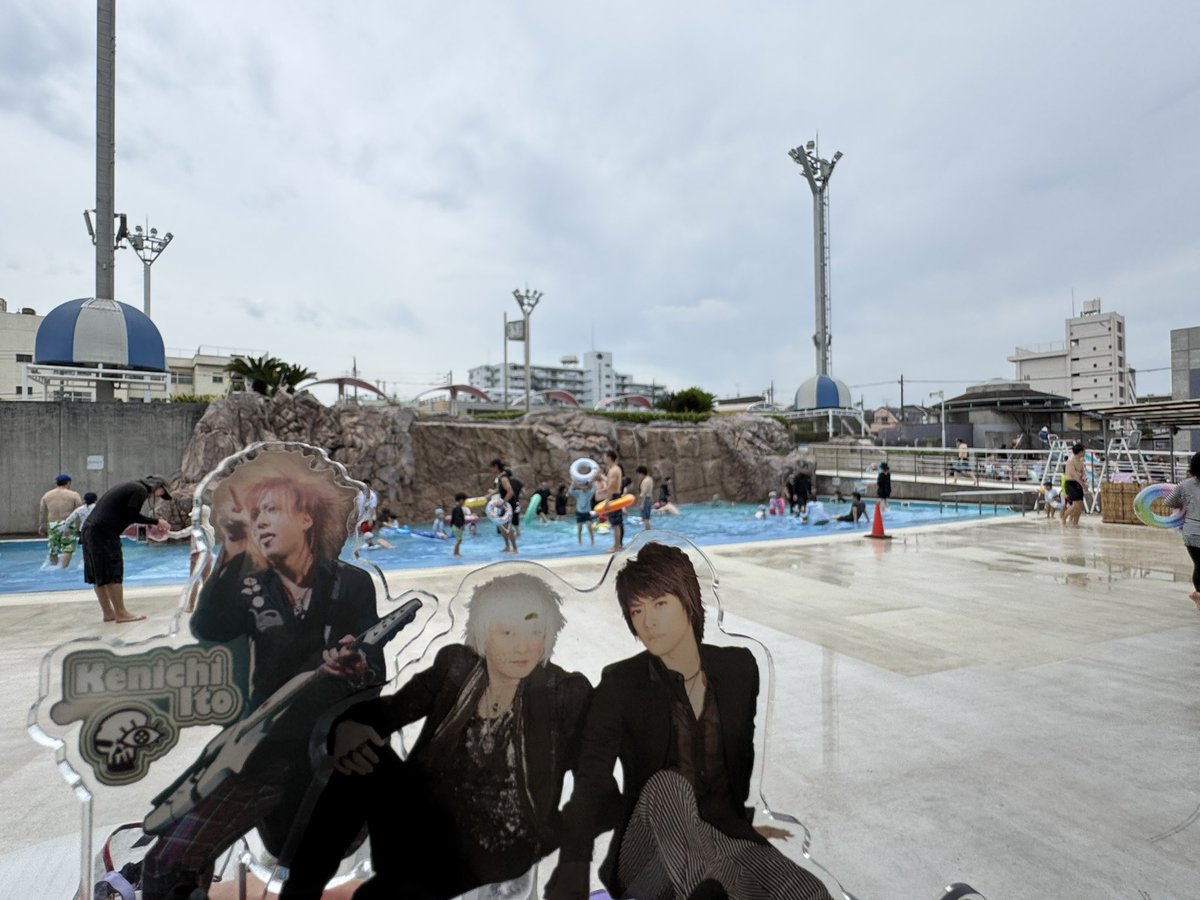 yume_235's tweet photo. 区民プールも夏季開業大盛況イエイッッッッ🎉🏖️
午前午後間休憩待ち用に持ってきた梅の花ひじきおにぎりもお腹すいたと早々に喰われて残1個ッッッッ🍙
※ﾁｮｯｼﾞｮに浮き輪の上で撮れと言われて撮った休憩タイム🤣 https://t.co/Vq9QtnqEcz