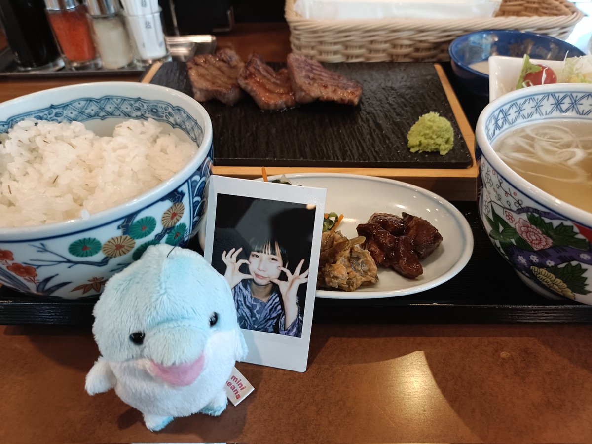 gogopire's tweet photo. ナス🍆ちゃん、いるかちゃん
極上牛たんだよ🤤
うちの波平（いるか）が「いるかちゃんも頑張ってるじゃろうか」って言ってたよｗ
#アイナスター
#GANGPARADE
#ギャンパレ
#ギャンパレひろめて
#ギャンパレSOLONGツアー 
#ギャンパレ仙台 https://t.co/cA5U44V6WB