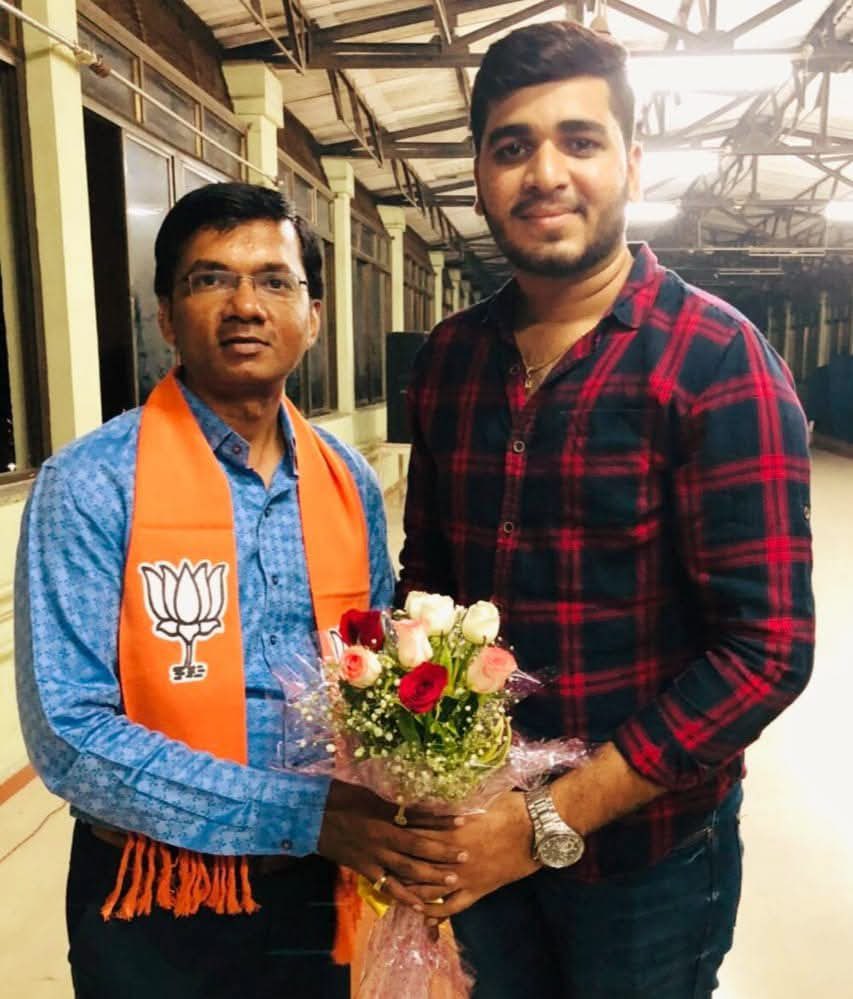 Ashutoshpatel02's tweet photo. ભારતીય જનતા પાર્ટી ૧૬૭-સુરત પશ્ચિમ વિધાનસભા વોર્ડ નંબર-૧૧{અડાજણ~ગોરાટ} ના પૂર્વ મહામંત્રી પિકનેશભાઈ જરીવાલા ને જન્મદિવસની ખૂબ ખૂબ શુભેચ્છાઓ.

પ્રભુ એમને તંદુરસ્ત અને દીર્ઘાયુ જીવન બક્ષે તેમજ અપાર સફળતા આપે એ જ મંગલકામનાઓ. https://t.co/baxwL5brIm