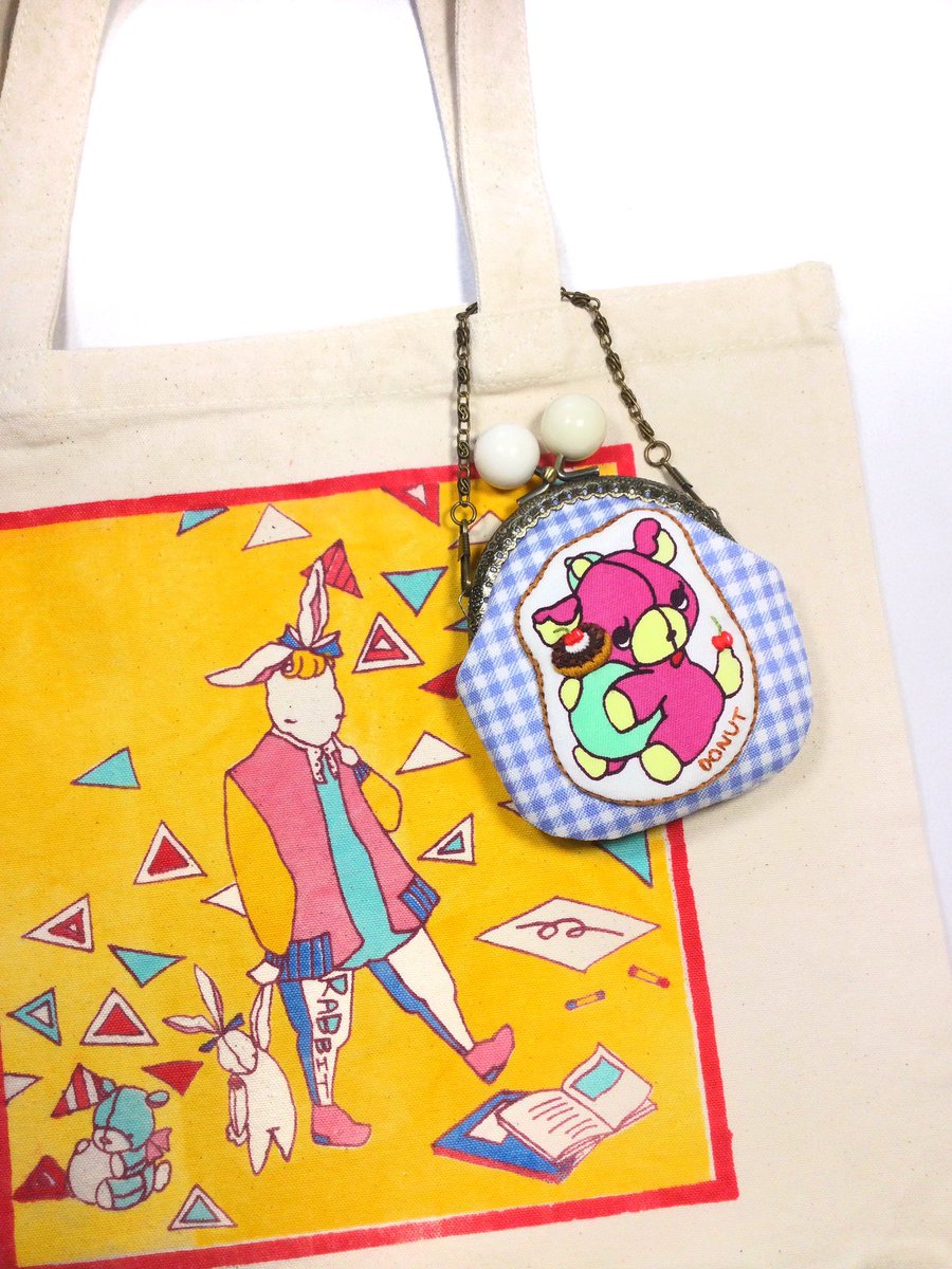 BonBon_Kyoto's tweet photo. #HMJ 2日目♪
がま口達はシンプルなバッグにつけてもワンポイントになりますしBonBonのカラフルなトートにつけてもよりセット感がでて可愛くなりますよ♡
忙しい日常の中で、手にしたときにフッと心がときめくような
あなただけのお気に入りを見つけにきてくださいね。

 J-100でお待ちしております！ https://t.co/jr5I3Nu430