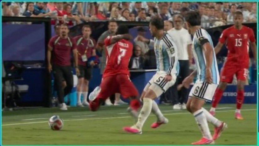 FH_MHY's tweet photo. حكام الفار شافوا التمثيل واضح وفاضح
حكم الساحة شاف اللاعب يمثل ويستحق اصفر
اللاعب عارف انه كرت اصفر ثاني للتمثيل
الناس كلها شافت التمثيل وانه يستحق اصفر

الا عشاق نظرية المؤامرة عندهم رأي ثاني يثبتون فيه كل مرة انهم مستحيل يكونوا بشر بكامل قواهم العقلية ، كرت ثاني مستحق ✅ https://t.co/GgwAMZjeCk