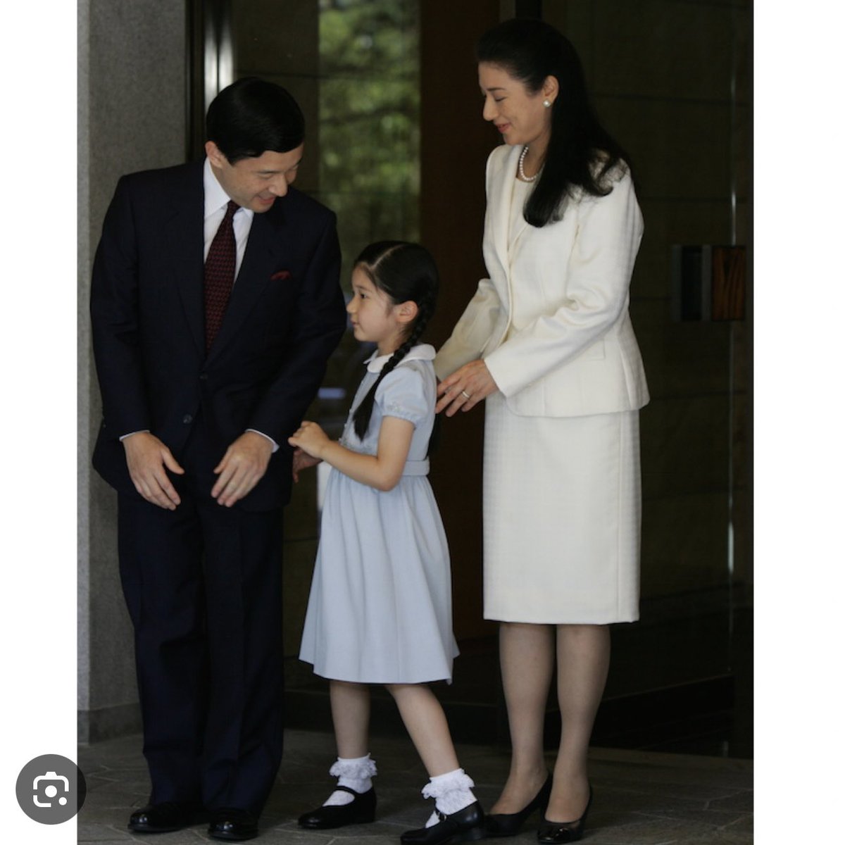 tomogang's tweet photo. 自身の短所を「人見知り」と語った愛子様。幼い頃からメディアのバッシングや周囲の嫌がらせを受けていれば、人前で笑顔になることも難しかっただろう。愛子様は幾つもの辛さを抱きしめながら生きて来たに違いない。辛抱があるから、そこに慈愛が生まれ、他人の辛さにも寄り添える。並の笑顔ではない。 https://t.co/J6VDqfVrox