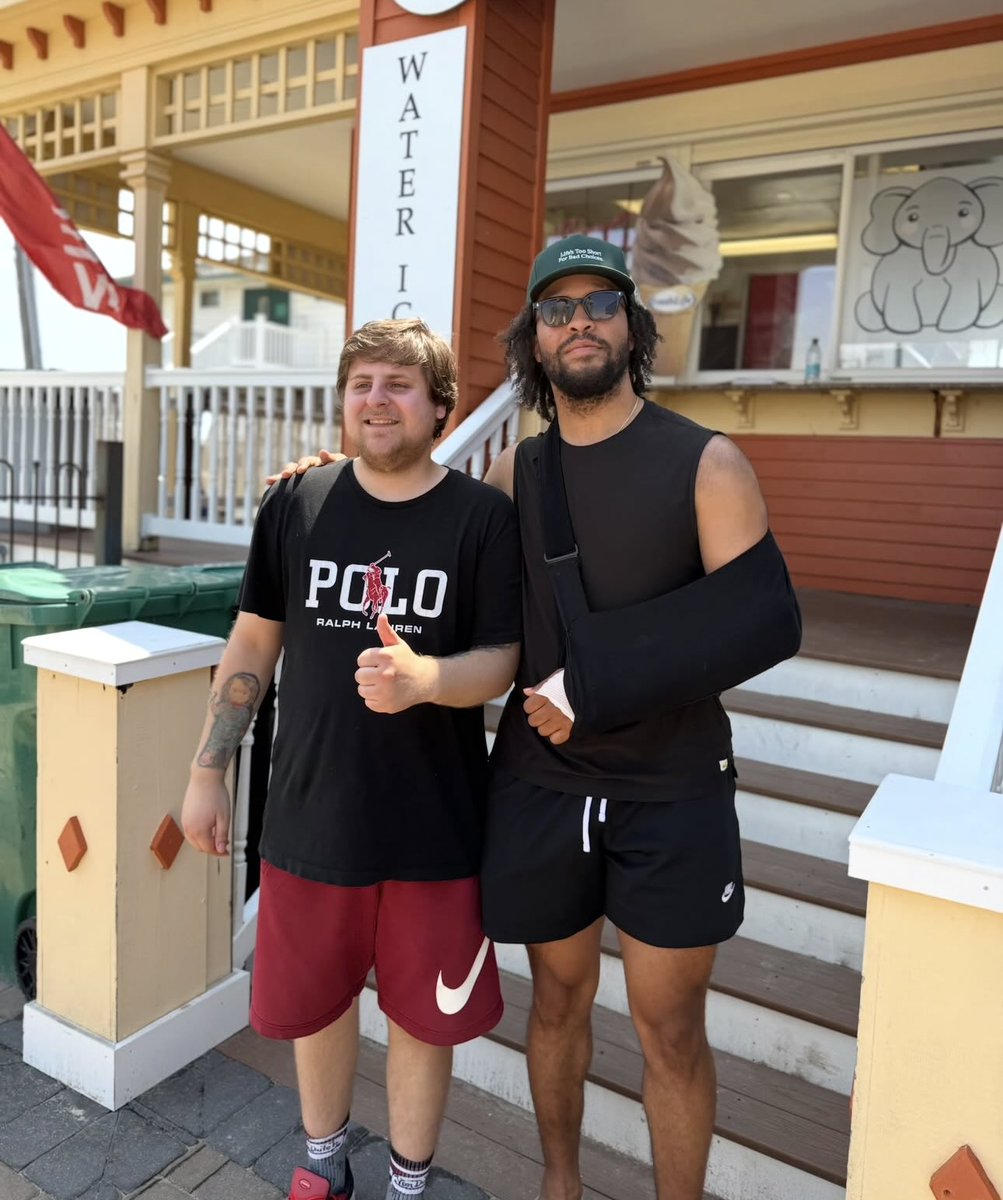 TenDeep_'s tweet photo. This man dropped 45 with a broken wrist to clinch the title. https://t.co/PTY5GnBPGQ