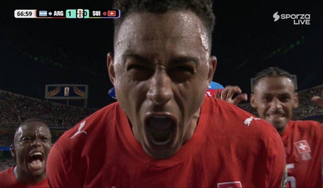 JeffFcb14's tweet photo. -Suiza empata el partido al 67
-Embolo disimula una falta históricamente teniendo amarilla 
-El VAR entra y le saca la segunda 
-Sale expulsado y llorando 

Los lloros serán históricos https://t.co/fZzGzkMeMt
